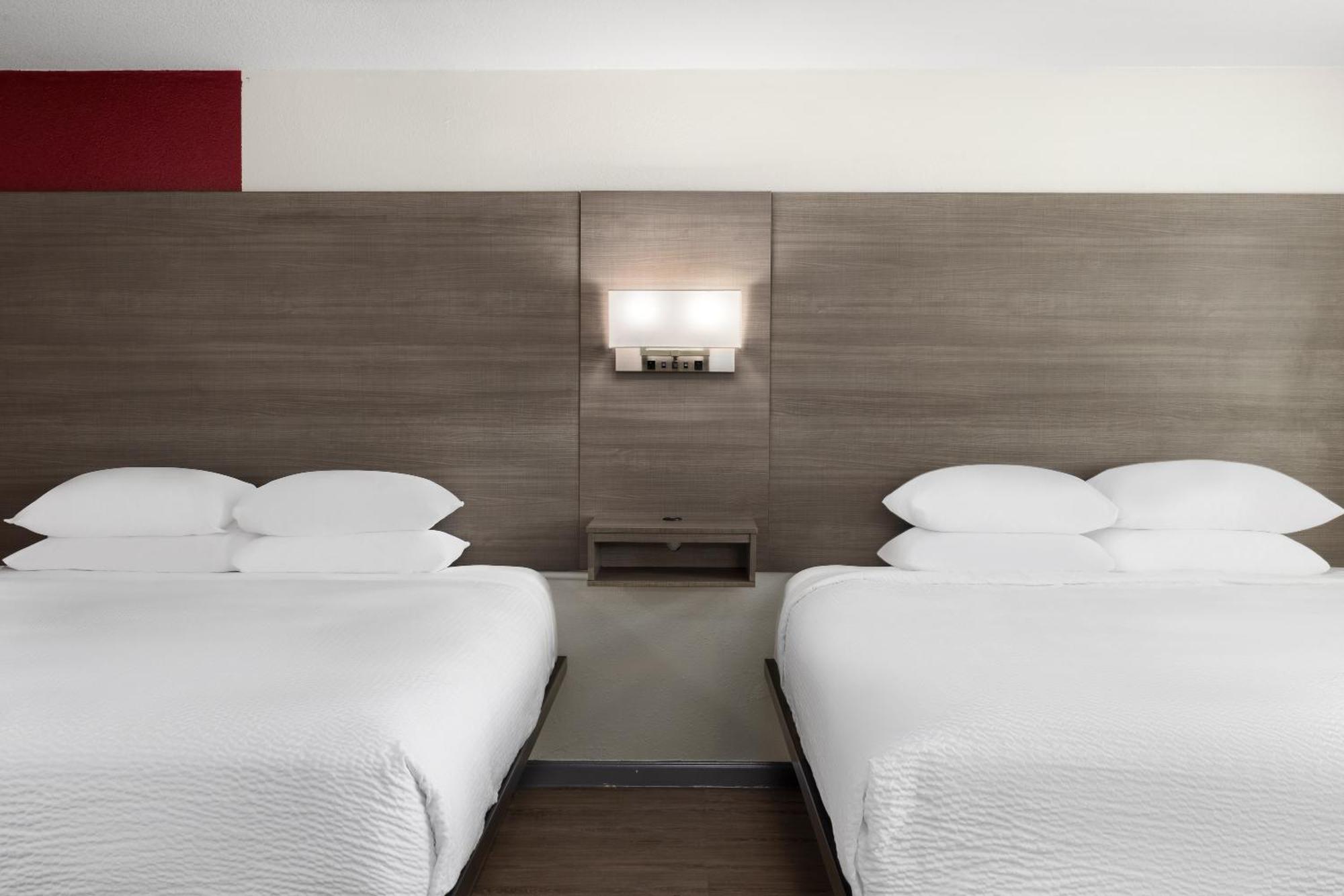 Ramada By Wyndham Medford Airport North Motel Buitenkant foto