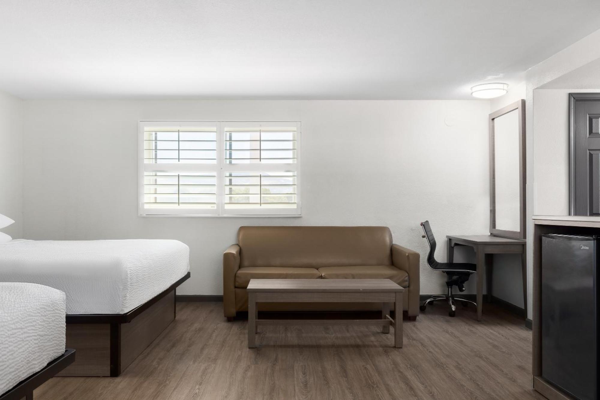 Ramada By Wyndham Medford Airport North Motel Buitenkant foto