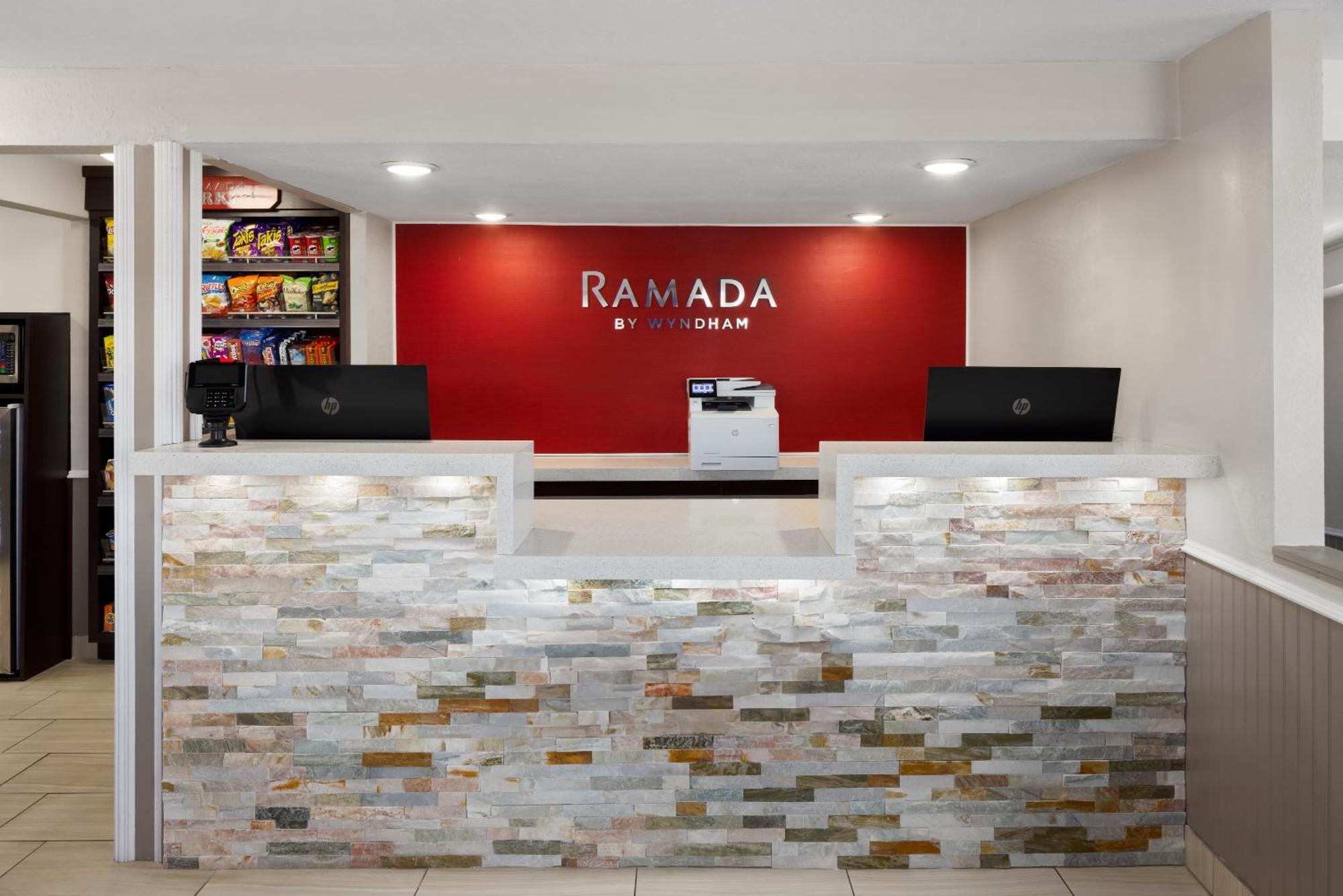 Ramada By Wyndham Medford Airport North Motel Buitenkant foto