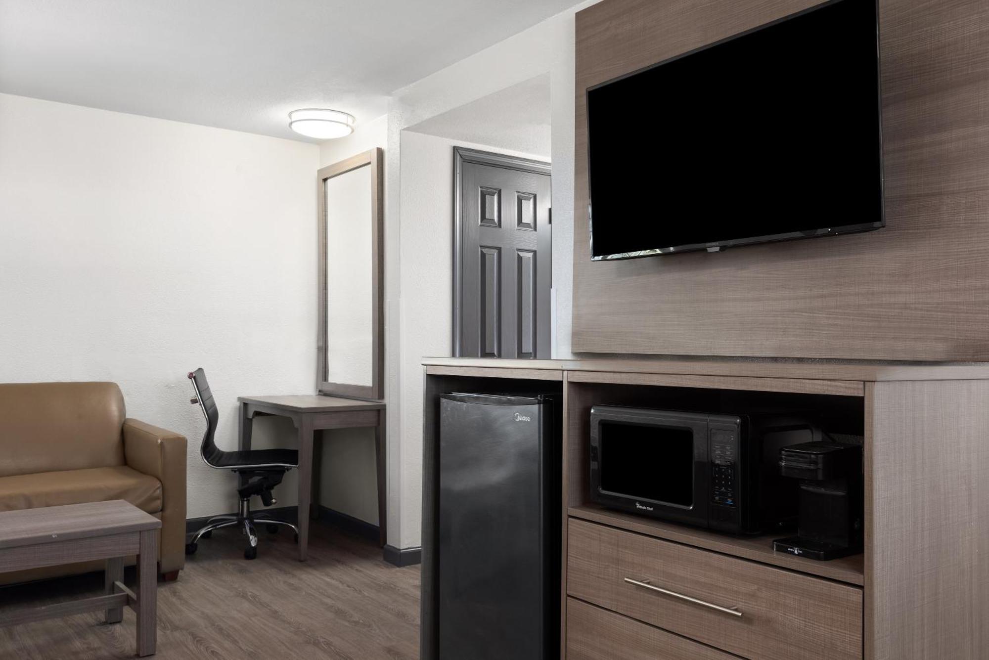 Ramada By Wyndham Medford Airport North Motel Buitenkant foto