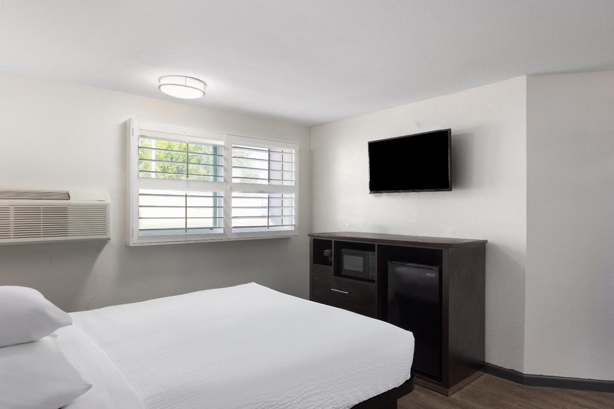 Ramada By Wyndham Medford Airport North Motel Buitenkant foto