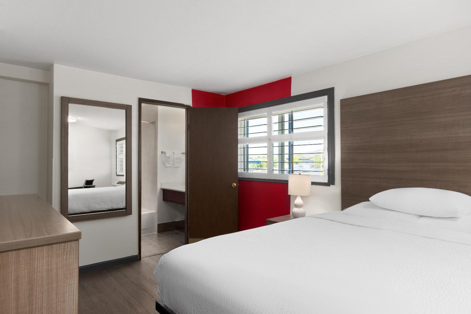 Ramada By Wyndham Medford Airport North Motel Buitenkant foto