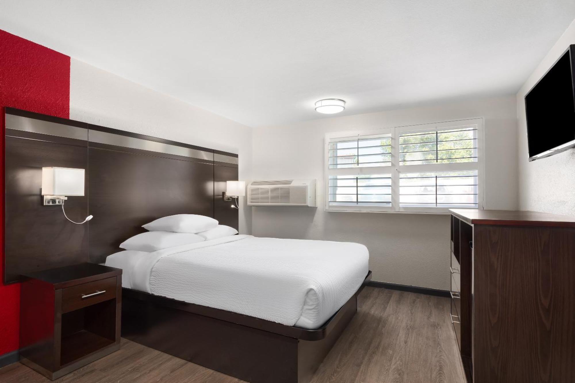 Ramada By Wyndham Medford Airport North Motel Buitenkant foto