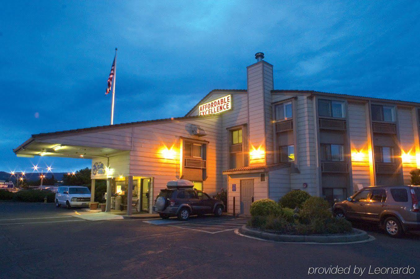 Ramada By Wyndham Medford Airport North Motel Buitenkant foto