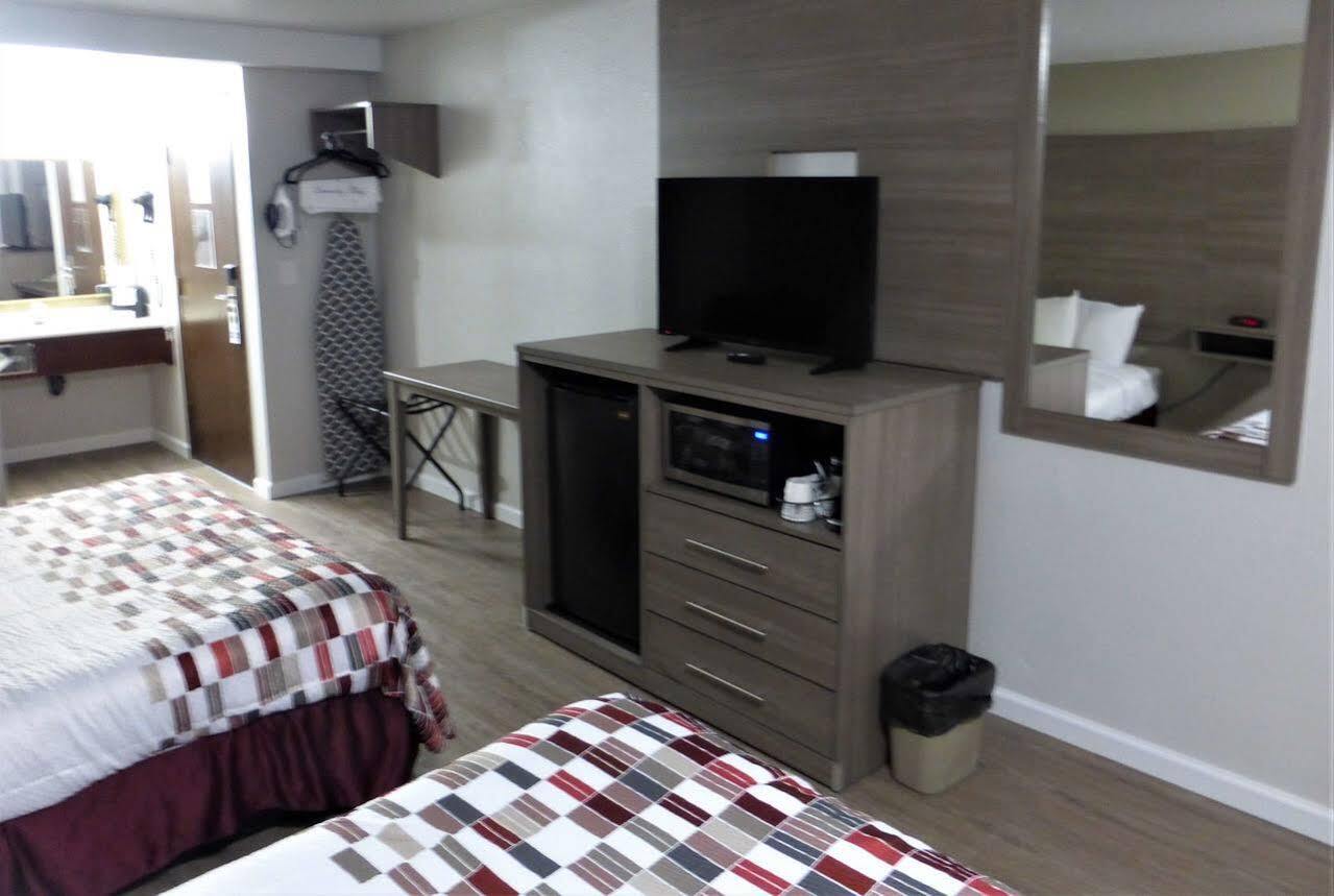 Ramada By Wyndham Medford Airport North Motel Buitenkant foto