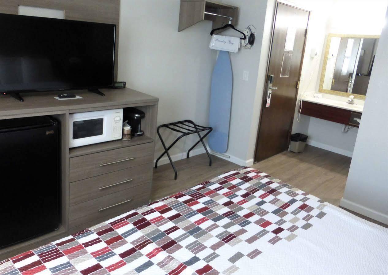 Ramada By Wyndham Medford Airport North Motel Buitenkant foto