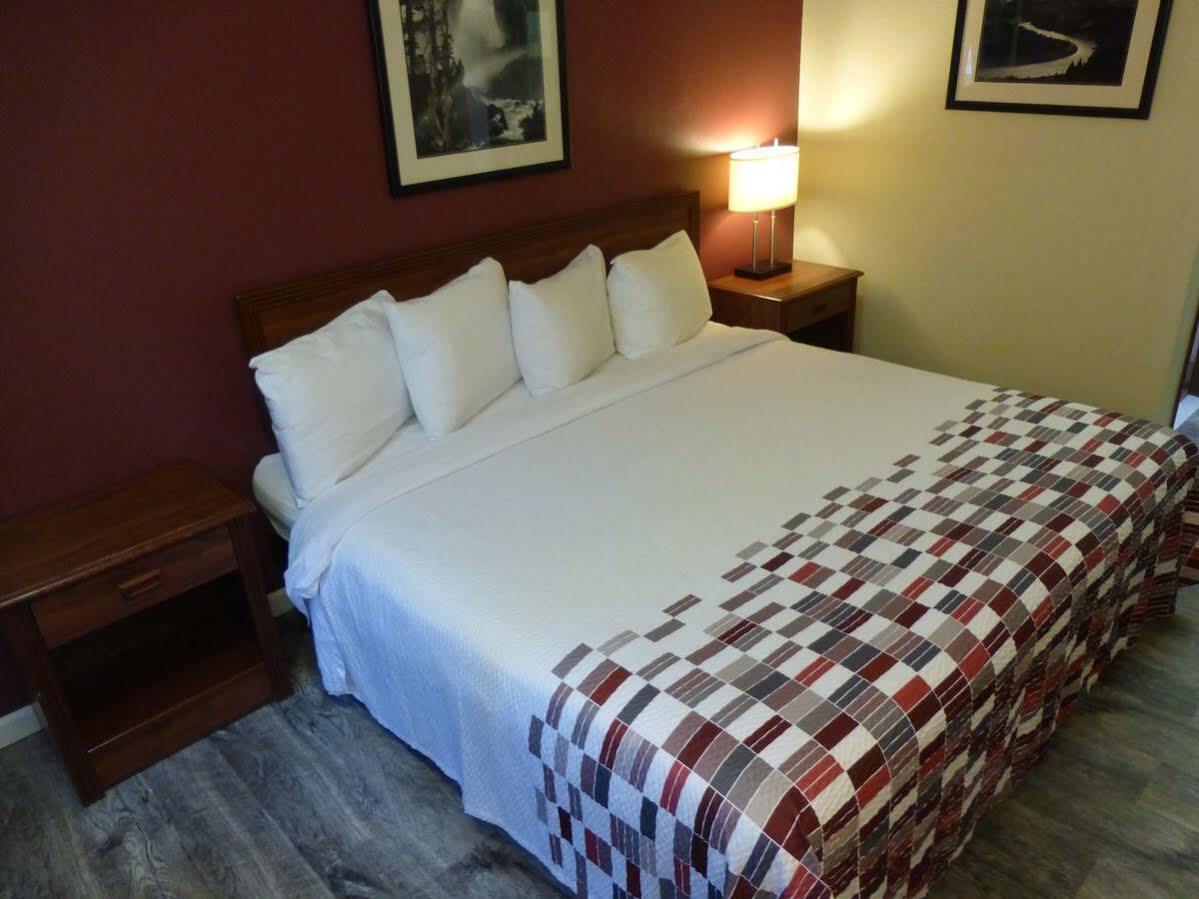 Ramada By Wyndham Medford Airport North Motel Buitenkant foto