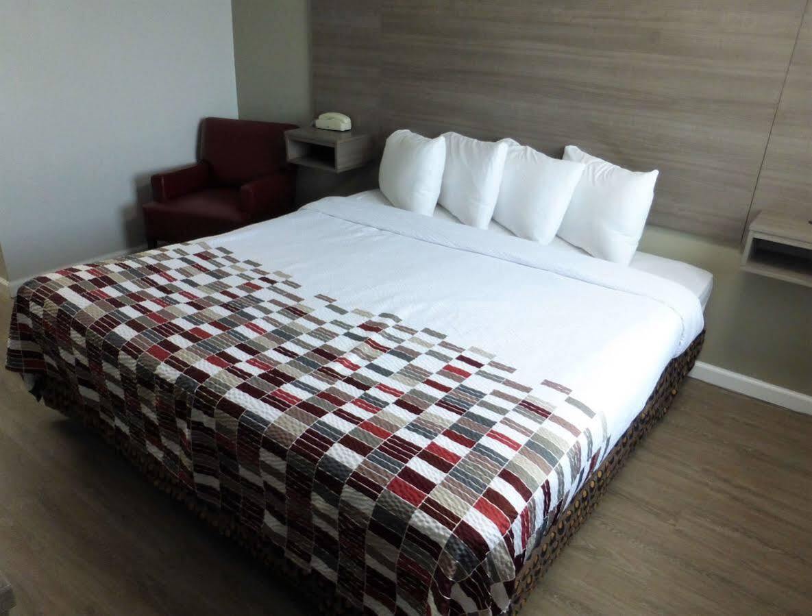 Ramada By Wyndham Medford Airport North Motel Buitenkant foto