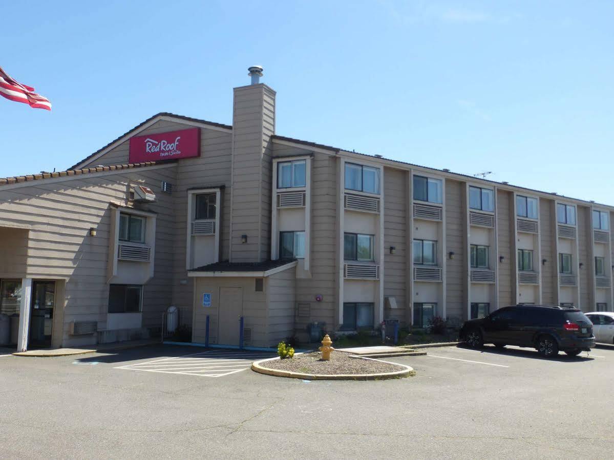 Ramada By Wyndham Medford Airport North Motel Buitenkant foto